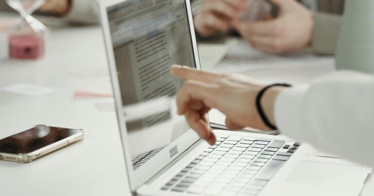 Equipo trabajando en oficina con portátil — IA aplicada a procesos PYME