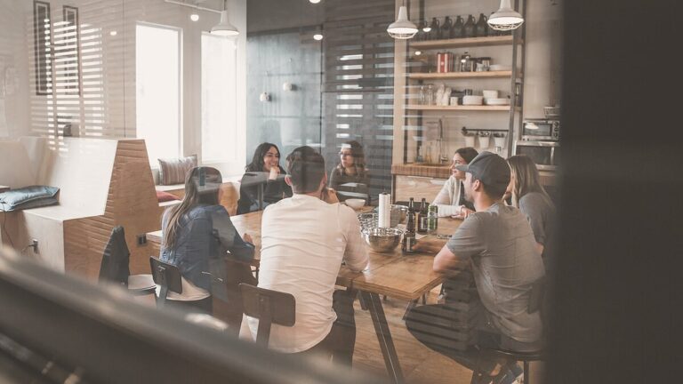 Grupo de personas reunidas, comunidad profesional