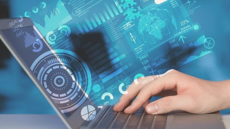 Manos sobre el teclado de un portátil con un panel de indicadores superpuesto