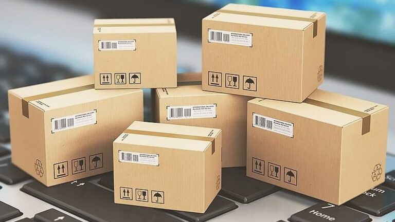 Cajas de cartón apiladas sobre el teclado de un portátil