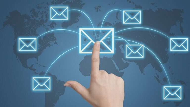 Mano señalando un sobre de correo en un mapa del mundo con envíos conectados