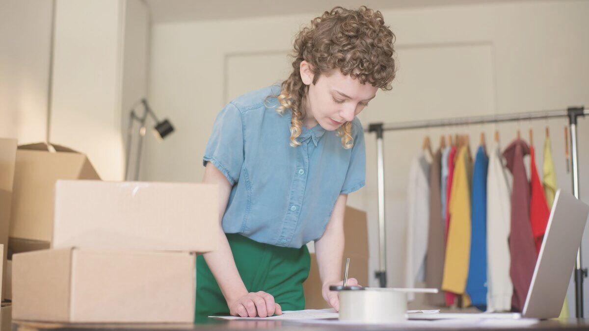 Comerciante preparando los pedidos de su tienda online entre cajas